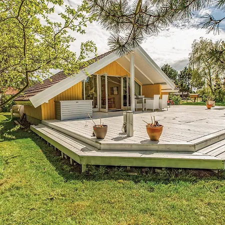 Three-bedroom In Skalskor *